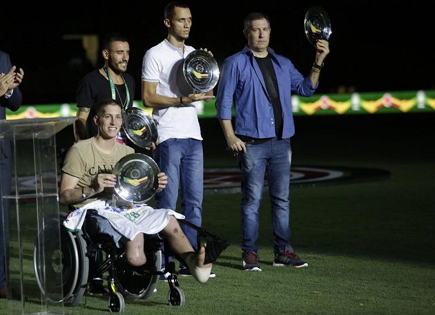 Fotbalisté Brazílie v benefičním utkání pro leteckou tragédií zasažený klub Chapecoense porazili Kolumbii 1:0. Listopadové neštěstí přežili jen tři fotbalisté zmíněného klubu - Neto (druhý zprava), bývalý brankář Follmann, stejně jako vlevo stojící Alan Ruschel. Přežil i reportér Rafael Henzel.
