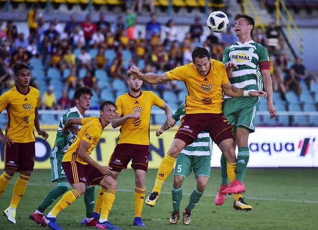 Daniel Krch z Bohemians (vpravo) a Jakub Podaný z Dukly (druhý zprava) v hlavičkovém souboji.
