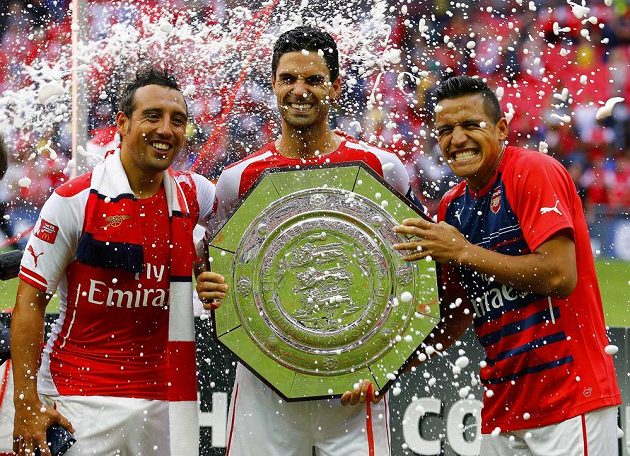 Alexis Sánchez (vpravo) už stačil s Arsenalem vyhrát anglický Superpoháru Community Shield.