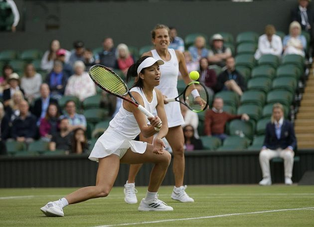 Tchajwanka Sie Šu-wej při jednom z úderů ve finále wimbledonské čtyřhry po boku Barbory Strýcové