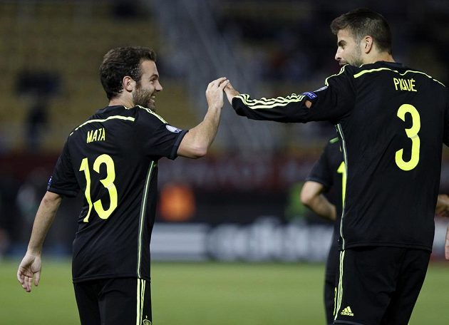 Španělský záložník Juan Mata (vlevo) a obránce Gerard Piqué slaví gól v síti Makedonie.