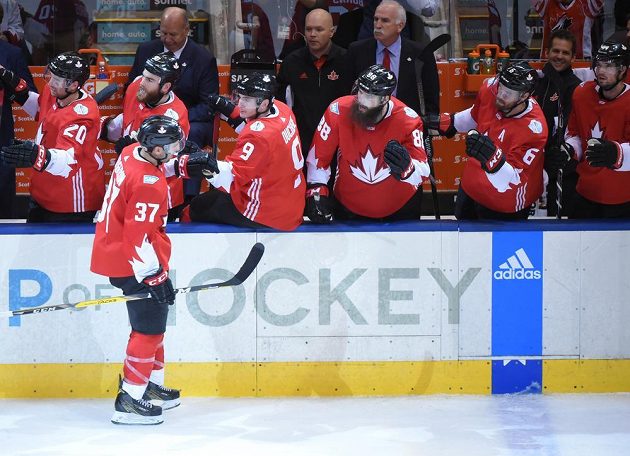 Střelec jednoho z finálových gólů Patrice Bergeron (vpředu) oslavuje se spoluhráči na střídačce svůj zásah.