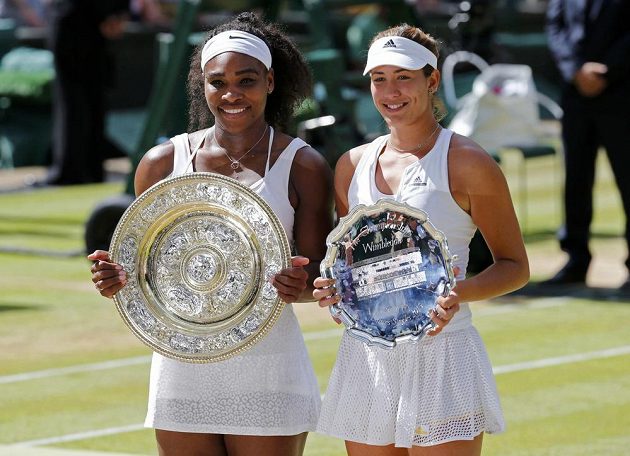 Obě finalistky Wimbledonu 2015 Serena Williamsová a Garbiňe Muguruzaová při pozápasovým focením s talíři.