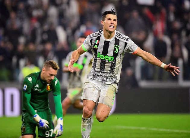 Fotbalisté Juventusu v divokém středečním utkání 10. kola italské ligy vyhráli nad FC Janov 2:1. Vítězný gól v utkání, kde sudí udělil tři červené karty, vstřelil Cristiano Ronaldo v nastaveném čase z penalty.