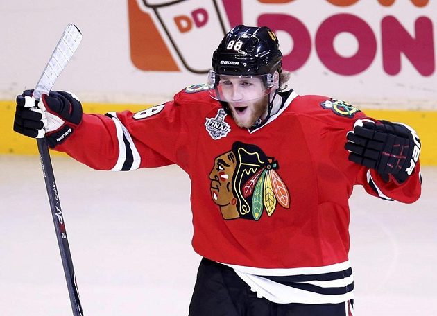 Útočník Chicaga Patrick Kane se raduje ze svého gólu, kterým otevřel skóre pátého zápasu s Bostonem.