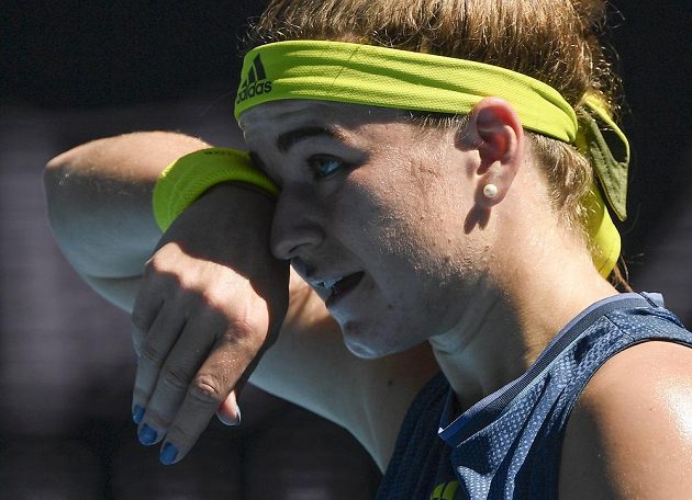 Česká tenistka Karolína Muchová v akci na Australian Open ve čtvrtfinále proti Ash Bartyové.
