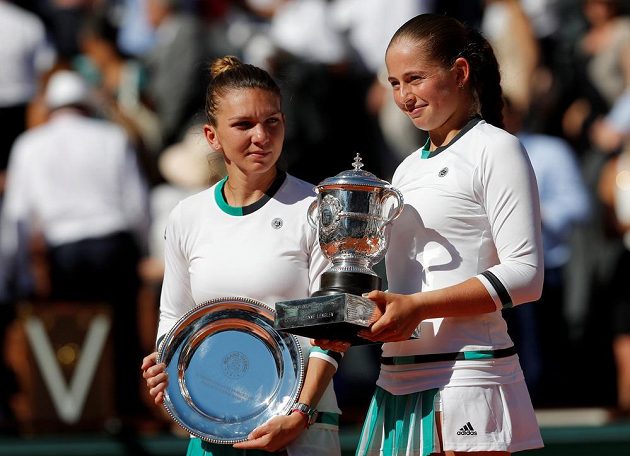 Obě aktérky finále ženské dvouhry na French Open, zleva poražená finalistka Simona Halepová, vpravo vítězka Jelena Ostapenková.