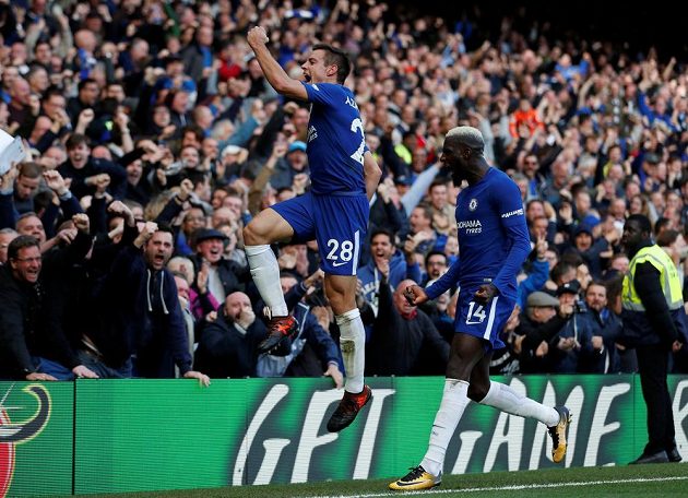 Fotbalisté Chelsea Cesar Azpilicueta a Tiemoue Bakayoko slaví v utkání Premier League s Watfordem.