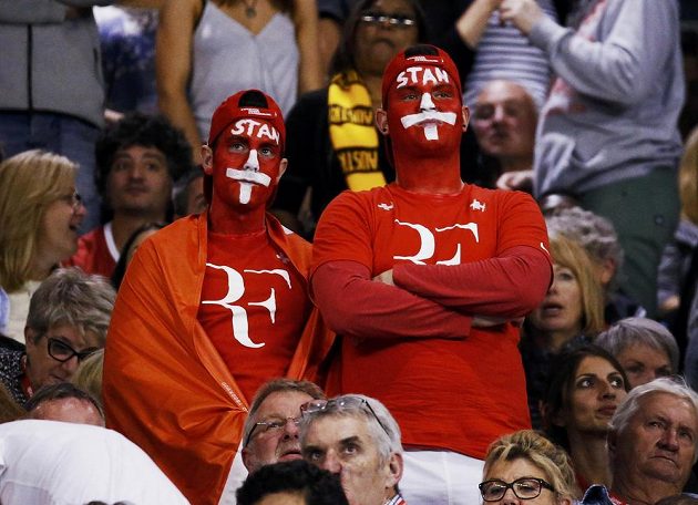 Švýcarští fanoušci v tričkách se značkou Rogera Federera tentokrát fandili Stanu Wawrinkovi.