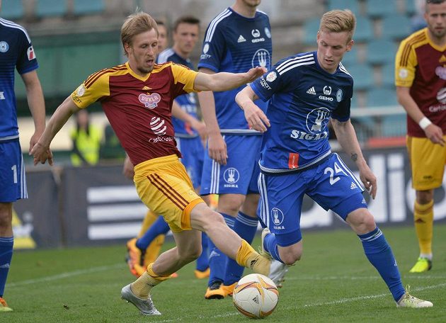 Tomáš Berger z Dukly (vlevo) a Petr Ševčík ze Sigmy v utkání 28. kola fotbalové Synot ligy.