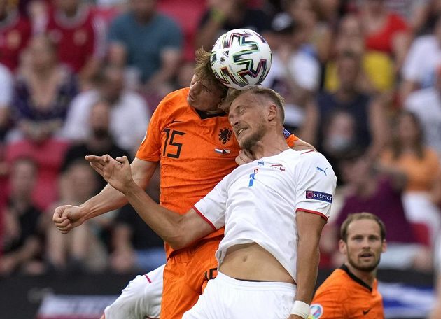 Nizozemský fotballista Marten de Roon v akci během osmifinále EURO s Antonínem Barákem.