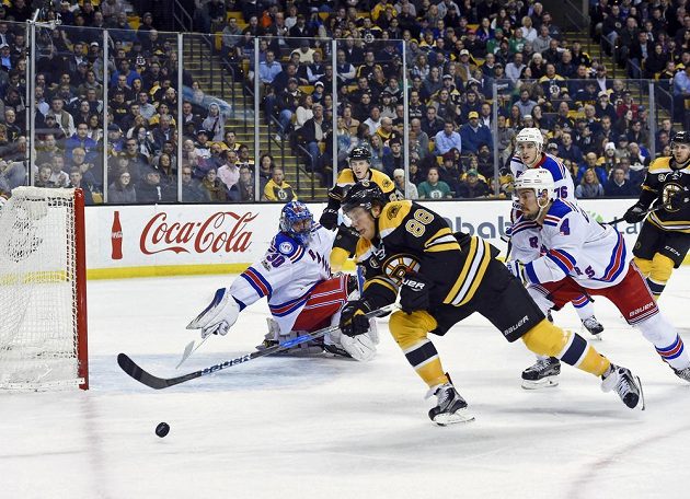 Český útočník David Pastrňák sice přihrál na gól Bostonu v utkání NHL proti New York Rangers, na konci duelu byl ale smutný - hosté vyhráli 2:1.