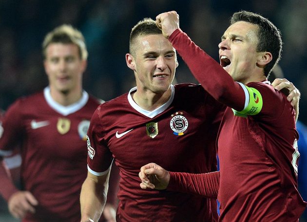 David Lafata ze Sparty (vpravo) se raduje se spoluhráčem Pavlem Kadeřábkem z druhého gólu proti Brnu.