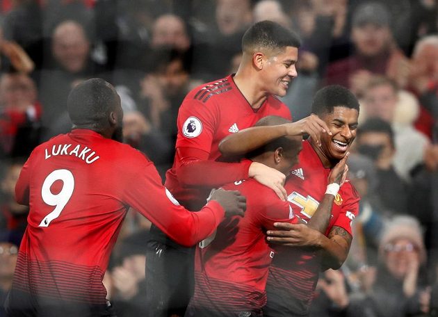 Marcus Rashford (vpravo) oslavuje se spoluhráči z Manchesteru United trefu proti Fulhamu.