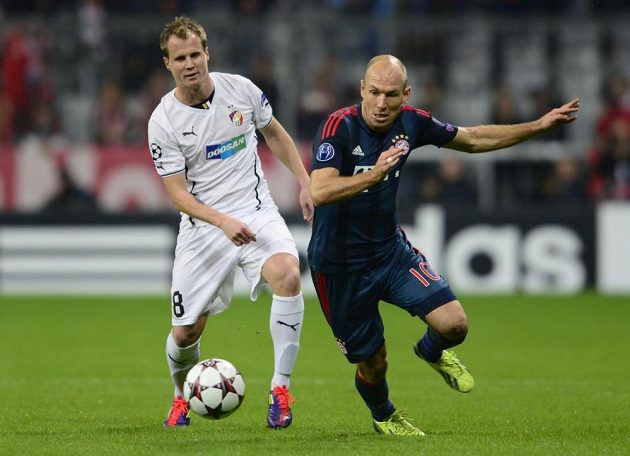 Plzeňský obránce David Limberský (vlevo) a Arjen Robben z Bayernu Mnichov v utkání základní skupiny Ligy mistrů.