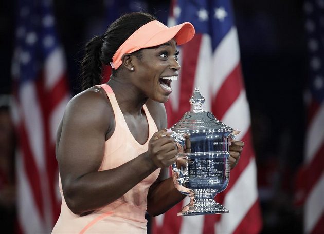 Americká tenistka Sloane Stephensová porazila ve finále US Open krajanku Madison Keysovou 6:3 a 6:0 a vyhrála první grandslamový turnaj v kariéře. Chvíle štěstí si užívala naplno a nemohla uvěřit, že má pohár pro šampiónku.