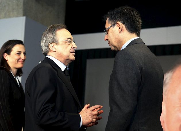 Josep Maria Bartomeu (zády) a Florentino Pérez přišli uctít památku Johana Cruyffa.