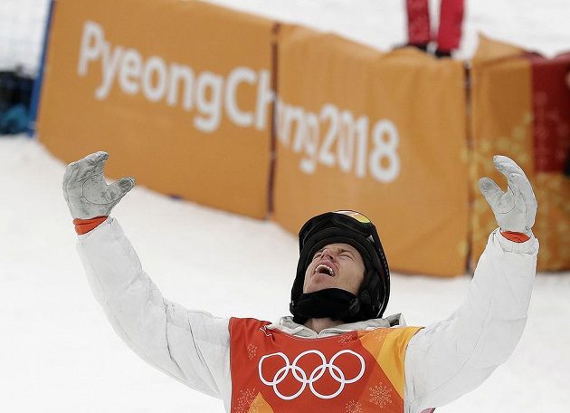 To byly nervy! Poslední finálovou jízdou rozhodl americký snowboardista Shaun White o svém triumfu v U-rampě a slaví třetí olympijské zlato.