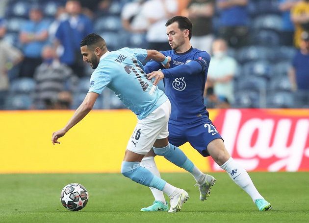 Ben Chilwell z Chelsea v akci s Riyadem Mahrezem z Manchesteru City ve finále Ligy mistrů
