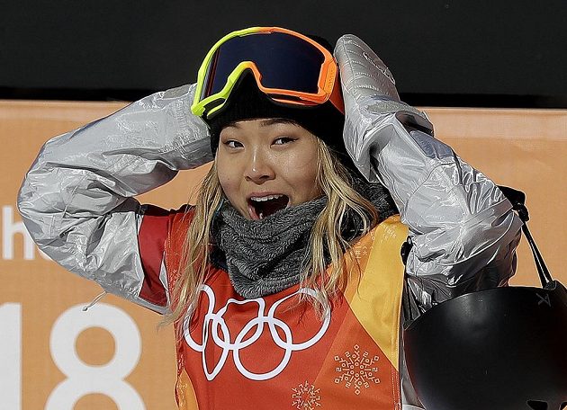 Zlatá radost! Olympijskou vítězkou v U-rampě je sedmnáctiletá americká snowboardistka Chloe Kimová, možná tomu ani nechtěla uvěřit.