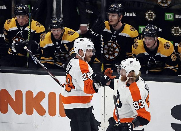 Radost v podání Philadelphia Flyers. Útočník Claude Giroux (28) slaví na ledě Bostonu gól s Jakubem Voráčkem, jenž mu přihrál do úniku.
