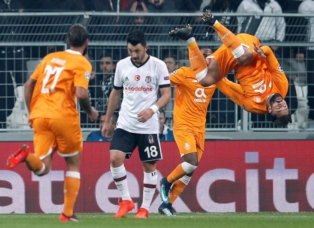 Felipe slaví se spoluhráči z FC Porto svůj gól v utkání Ligy mistrů. Tolgay Arslan z istanbulského Besiktase u toho nechtěl asistovat.