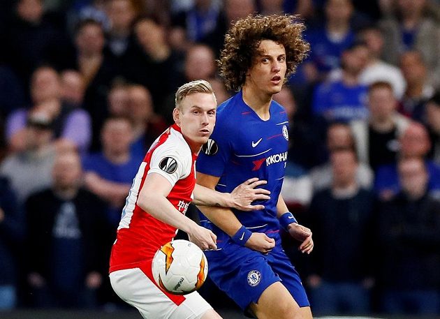 Fotbalisté Chelsea David Luiz v akci v utkání Evropské ligy se Slavií. Na snímku je rovněž Petr Ševčík v dresu Pražanů.