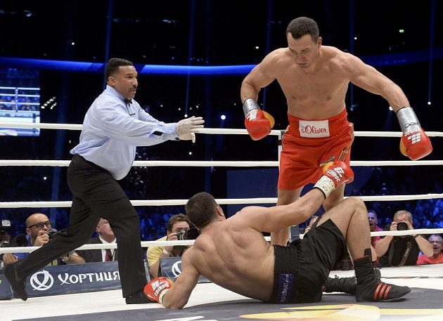 Ukrajinský boxerský šampión Vladimir Kličko sráží k zemi bulharského vyzyvatele Kubrata Puleva.