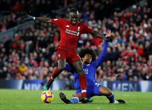 Liverpoolský útočník Sadio Mané se snaží uniknout bránícímu hráči Leicesteru City v utkání Premier League.