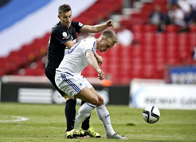 Jablonecký záložník Ján Greguš (vlevo) bojuje o míč s Nicolaiem Jörgensenem z FC Kodaň.