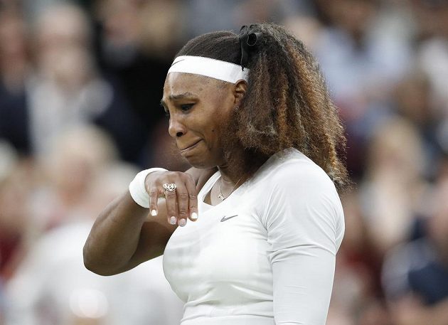 Serena Williamsová vzdala kvůli zranění zápas prvního kola Wimbledonu s Aliaksandrou Sasnovičovou z Běloruska.