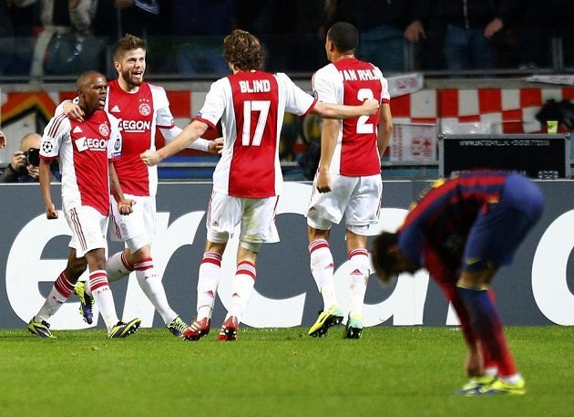 Fotbalisté Ajaxu se radují z branky Thulaniho Serera (vlevo) v utkání proti Barceloně.