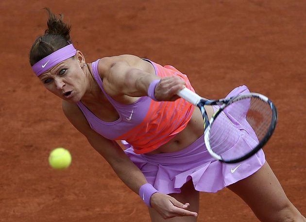 Česká tenistka Lucie Šafářová v osmifinále Roland Garros proti Rusce Marii Šarapovové.