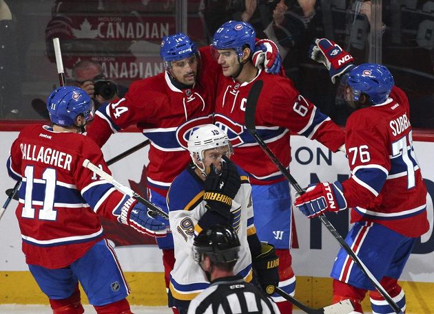 Hokejisté MOntrealu Max Pacioretty (67), Brendan Gallagher, P.K. Subban (76) Tomáš Plekanec (14) se radují z gólu proti St. Louis.