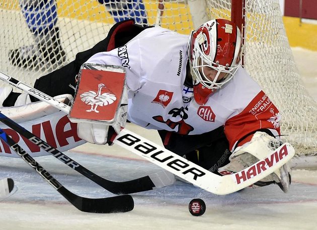 Brankář finského týmu Jyväskylä Jussi Olkinuora v odvetě čtvrtfinále play off hokejové Ligy mistrů proti Brnu.
