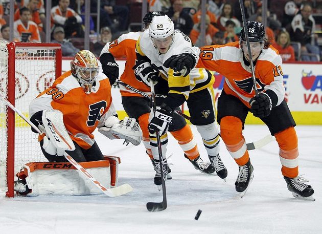 Do branky Philadelphie Flyers se dostal během duelu s Pittsburghem i český gólman Michal Neuvirth, porážce ale nezabránil.