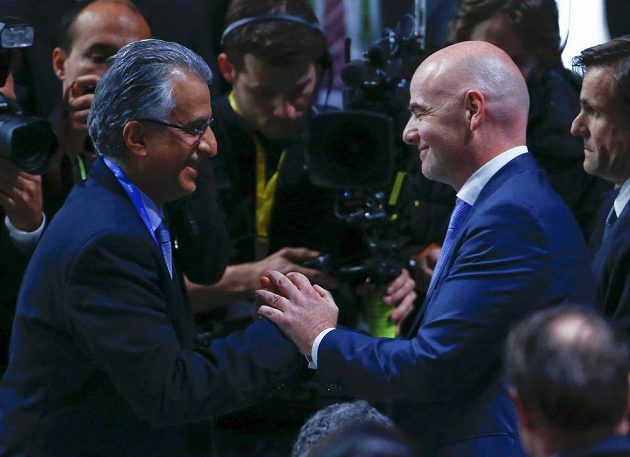 Nově zvolený prezident FIFA Gianni Infantino přijímá gratulace od jednoho z protikandidátů Salmána bin Ibráhíma Chalífy.
