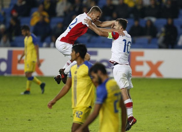 Radost fotbalistů Slavie během utkání Evropské ligy. Pražané díky dvěma trefám Josefa Hušbauera vyhráli nad Maccabi Tel Aviv a jsou blízko postupu. Hušbauerovi gratuluje spoluhráč Tomáš Souček.