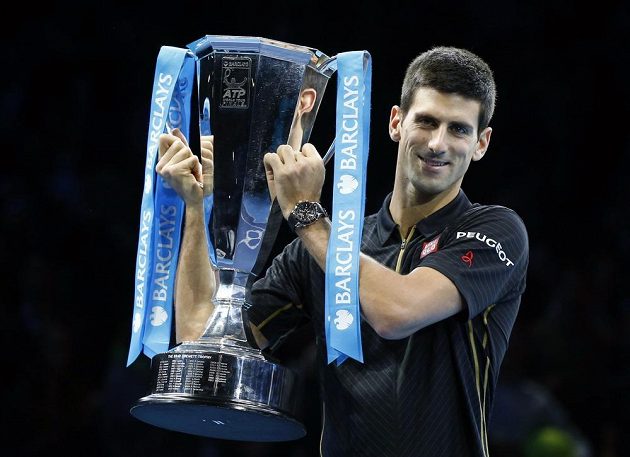 Světová tenisová jednička Novak Djokovič zvedá pohár pro vítěze Turnaje mistrů. Finále vyhrál bez boje, Roger Federer kvůli zranění nenastoupil.