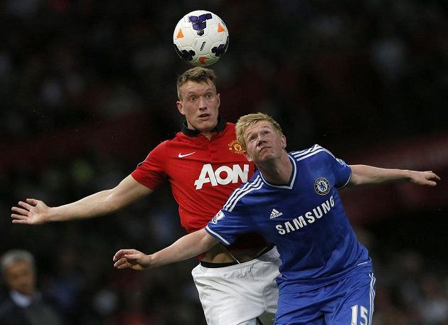 Obránce Manchesteru United Phil Jones (vpravo) v hlavičkovém souboji s Kevinem De Bruynem z Chelsea.
