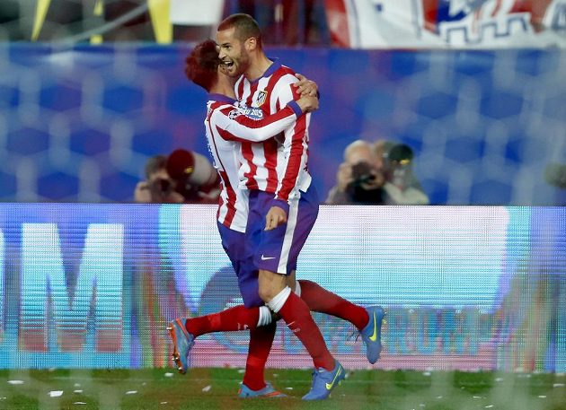 Záložník Atlétika Mario Suárez (vpravo) slaví se spoluhráčem Jesúsem Gámezem gól v síti Leverkusenu.