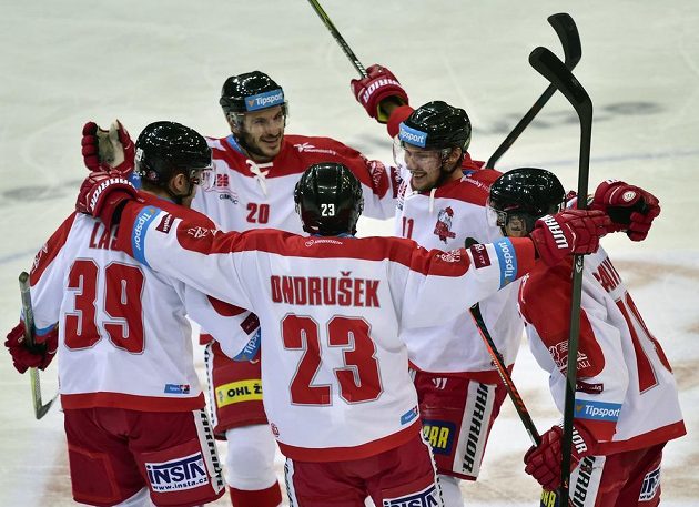 Hokejisté Olomouce se radují z třetího gólu. Druhý zprava je jeho autor Miroslav Holec.