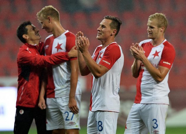 Hráči Slavie se radují z vítězství nad Libercem. Zprava Jan Mikula, Jan Bořil a Antonín Barák.