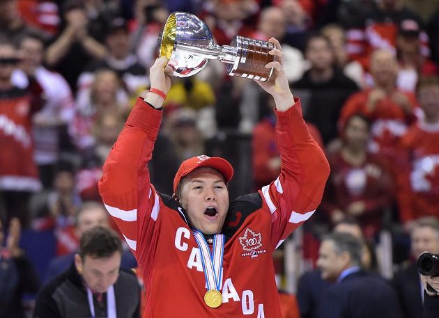 Kapitán kanadské hokejové reprezentace do 20 let Curtis Lazar drží trofej pro mistry světa.