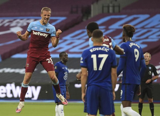 Český záložník Tomáš Souček dal svůj první gól v anglické fotbalové lize a pomohl West Hamu k vítězství 3:2 v londýnském derby s Chelsea.