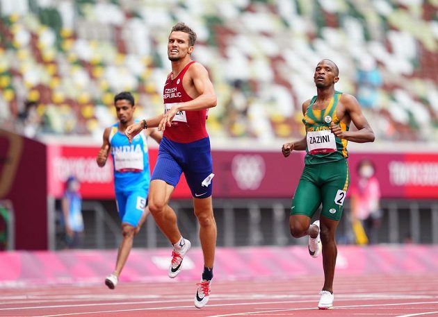 Vít Müller v cíli olympijského rozběhu na 400 m překážek, páté místo znamená těsný postup do semifinále.