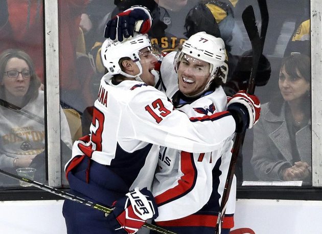 Český útočník Washingtonu Capitals Jakub Vrána (13) oslavuje se spoluhráčem T.J. Oshiem gól na ledě Bostonu v utkání NHL.