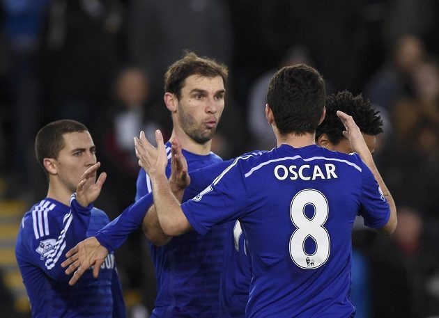 Fotbalisté Chelsea zprava Oscar, Branislav Ivanovič a Eden Hazard se radují z gólu na hřišti Swansea.