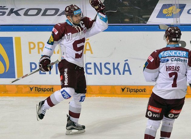 Útočník Sparty Jaroslav Hlinka se raduje z gólu proti Zlínu. Vpravo je sparťanský obránce Marek Hrbas.