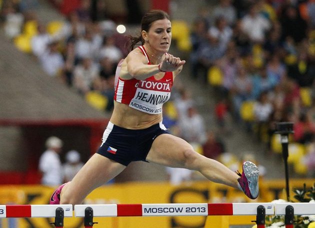 Zuzana Hejnová překonává překážky ve finále světového šampionátu v Moskvě.